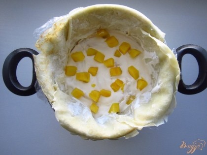 Залейте блинный слой сметанным кремом и посыпьте немного манго, то что мы оставили.