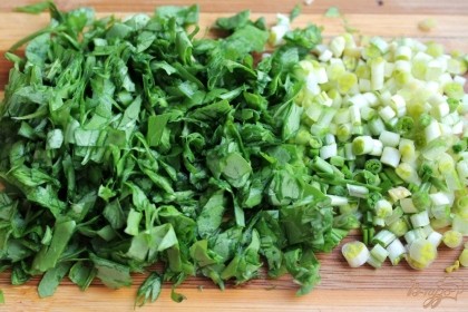 Далее, нарезаем щавель и черемшу.  Добавляем к зеленому салату и слегка перемешиваем.