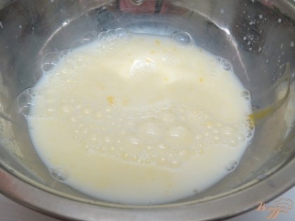 Яйца слегка разбиваем вилкой, чтобы белок и желток соединились.