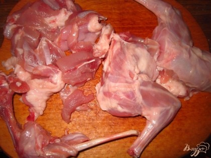 Разделить кролика на части. С ножек срезать мясо и нарезать на куски, две ножки я оставила целыми, посолить.