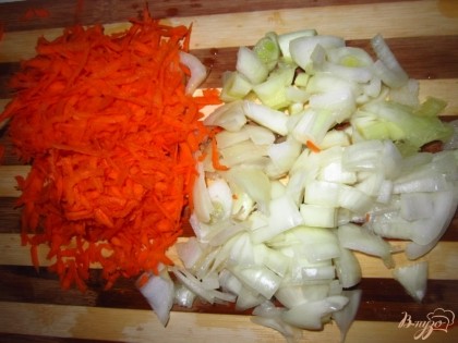 Лук нарежьте на кусочки, а морковь натрите.