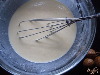 Сделаем блинное тесто. В глубокую миску налейте молоко, добавьте соль, сахар яйца и взбейте венчиком. Потом добавьте просеянную муку, хорошенько взбейте и влейте растительное масло.