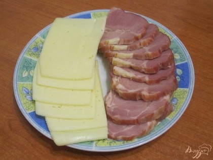 Ветчину и сыр тонко нарезать прямоугольными кусочками.