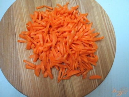 Мелко нарезаем морковь.