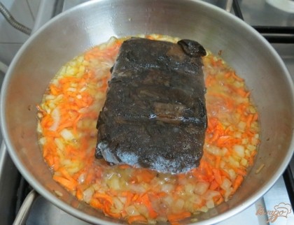 Разогреваем сковороду с растительным маслом. Отправляем на неё пассероваться лук и морковь. Когда они станут мягкими, добавим грибы.