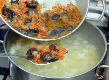 Когда капуста и морковь станут мягкими, добавим пассерованные овощи с грибами.