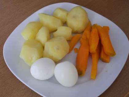 Картофель, морковь и яйца почистить