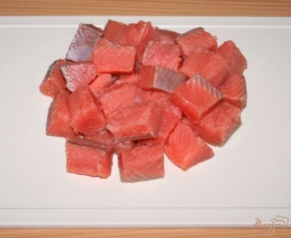 Филе лосося нарезать на небольшие кусочки.