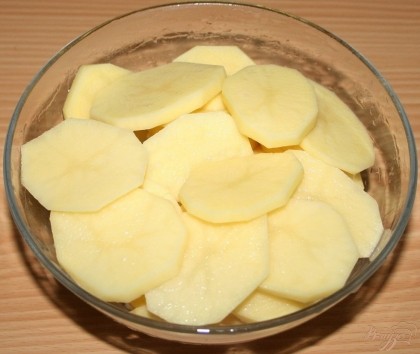 Картофель очистить,нарезать пластинками толщиной 3-5 мм.