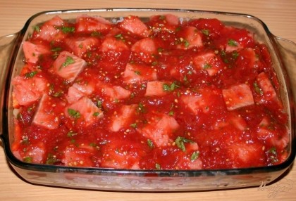 Кусочки рыбного филе и томаты в собственном соку. Накрыть фольгой и запечь в духовке при температуре 180-200 градусов в течение 20-25 минут.