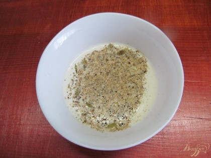 В миске размешать сметану с молоком или йогуртом, добавить соль, перец по вкусу и перемешать. Это соус.