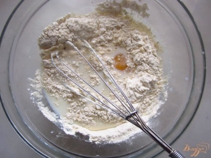 В миску налейте молоко, выбейте яйца, добавьте соль, сахар, муку и перемешайте венчиком до исчезновения комочков. В конце влейте растительное масло, перемешайте.