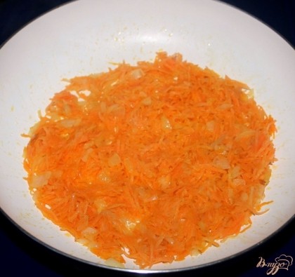Добавить тертую на средней терке морковь и обжарить.