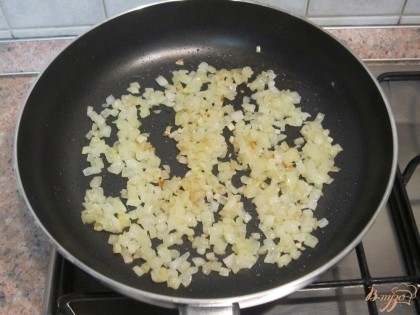 На сковороде с разогретым растительным маслом обжарить до мягкости лук.