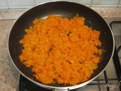 Добавить морковь и вместе с луком немного обжарить.