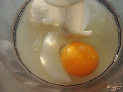 Яйцо взбить с сахаром и солью, добавить сыворотку и перемешать. Всыпать просеянную муку и соду. замесить не густое тесто.