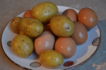 Отварить картофель и яйца, остудить и почистить.