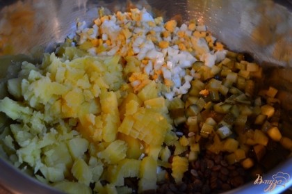 Порезать яйца и картофель.