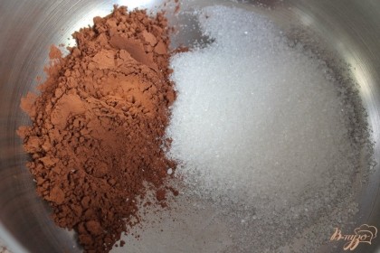 Пока застываем мармелад, приготовим шоколад. В кастрюлю насыпаем сахар и какао-порошок. Добавляем молоко и ставим на огонь.