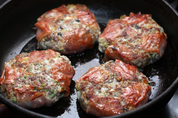 Обжарьте гамбургеры на среднем огне с обеих сторон, затем прикройте крышкой, уменьшите огонь и готовьте еще 3-5 минут.  Подавайте с зеленым салатом и овощами.