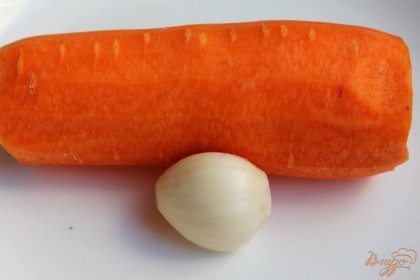 Готовим начинку. Морковь и чеснок чистим и трем на терку.