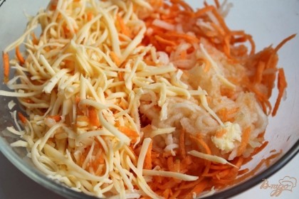 К моркови добавляем тертый твердый сыр и яблоко.  Яблоко выбираем небольшое с кислинкой.