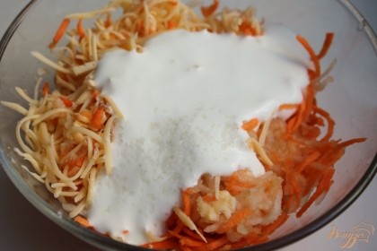 Заправляем морковный салат сметаной и добавляем немного соли. Все перемешиваем.
