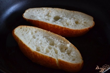 Кусочки хлеба обжарить на оливковом масле с обеих сторон.