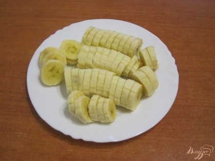 Бананы очистить и нарезать кружочками.