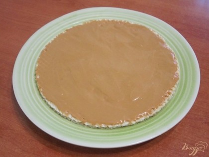 На плоское блюдо выложить слоями, смазывая масляным кремом: круглый вафельный корж - 2-й вафельный корж.
