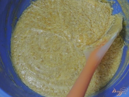 Отделяем желтки от белков. В миске смешать коричневый сахар и желтки, добавить размягчённый маргарин, корицу и ванилин. Просеять муку и вместе с разрыхлителем добавить к желтковой массе.