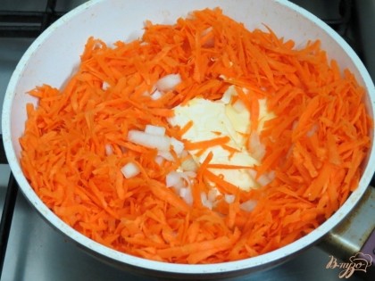 Морковь чистим и натираем на тёрке с крупными отверстиями. Морковь отправляем пассероваться к луку.