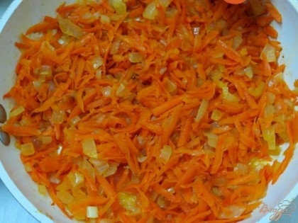 Лук и морковь пассеруем но не очень сильно, только до мягкого состояния.