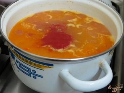 Через 15 минут вводим в суп томатный соус.