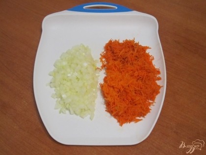 Морковь натереть на мелкой терке, лук мелко нарезать.