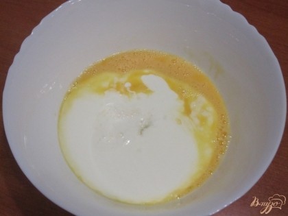 Приготовить жидкое тесто. Взбить яйца, в них влить кефир, добавить гашеную соду и соль.