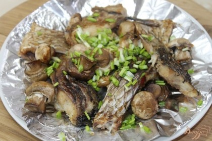 Готово! Готовую рыбку с грибами посыпать зеленым луком. Приятного всем аппетита. Очень вкусно.