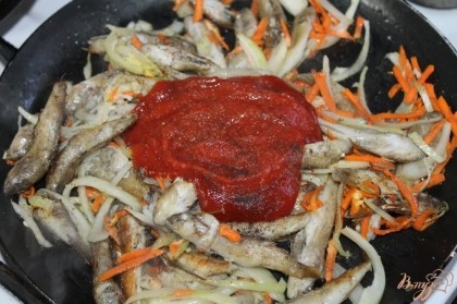 К рыбе и овощам добавить кетчуп и томатную пасту, про тушить до готовности и добавить специи по вкусу.