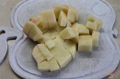 Картофель очистить и порезать на средний кубик. Добавить к фасоли в кастрюлю.