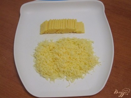 Часть сыра нарезать пластинками толщиной 0,5 см, а часть натереть на мелкой терке.