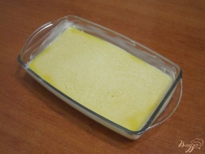 Форму для запекания смазать сливочным маслом, выложить пластинки сыра и залить омлетной смесью.