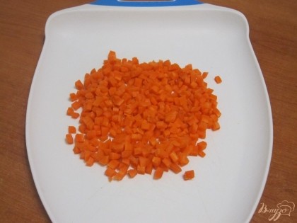 Нарезать мелкими кубиками морковь.