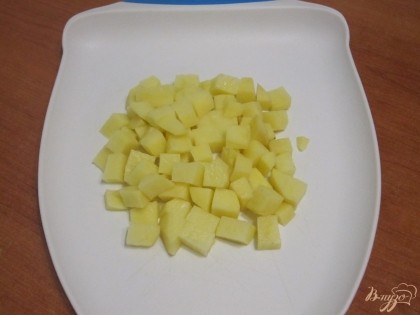 Также мелкими кубиками нарезать картофель.