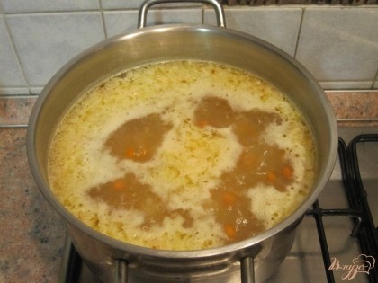 В бульон, когда сварится курица, добавить картофель, морковь и лук. Варить 15 минут.