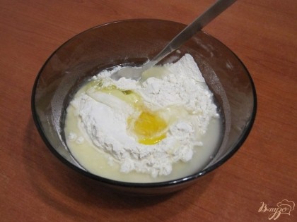 Пока варятся овощи, сделать тесто для клецок. Просеять муку и добавить в нее яйцо, 100 мл воды и соль по вкусу.