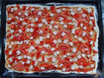 перец и колбасу нарезать квадратиками, выложить поверх помидоров