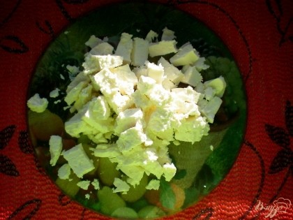 Сыр фета порезать на небольшие кубики.