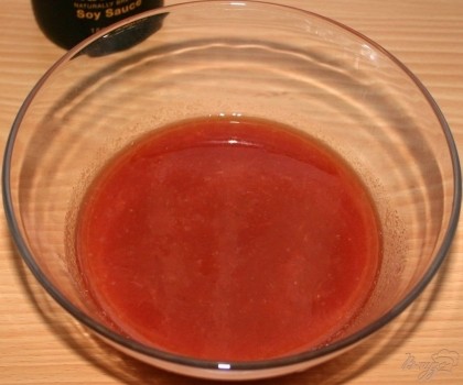 В чашке смешать томаты, лук, соевый соус и красный жгучий перец молотый.