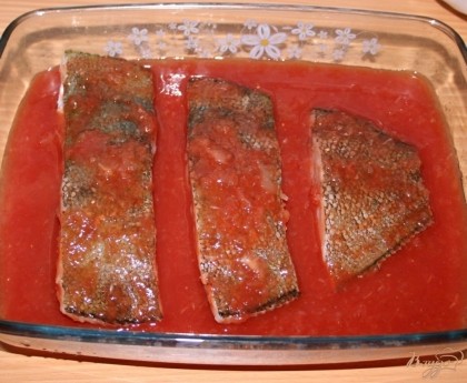 Рыбу залить соевым  томатно-луковым соусом и запечь в духовке при температуре 180 градусов в течение 20-25 минут.