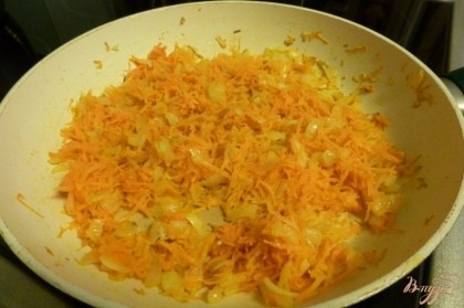 Обжарим лук и морковь до мягкости.